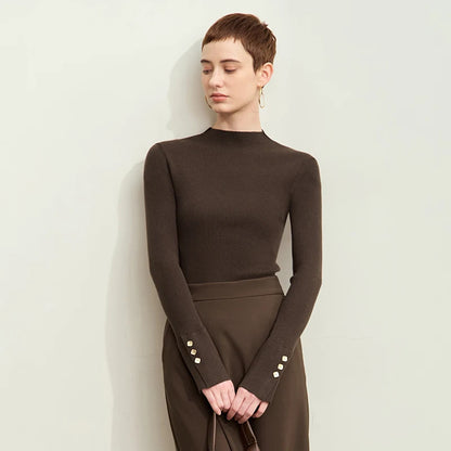 Damen-Strickpullover mit Stehkragen, braun, schmale Passform und Metallschnallen an den Ärmeln