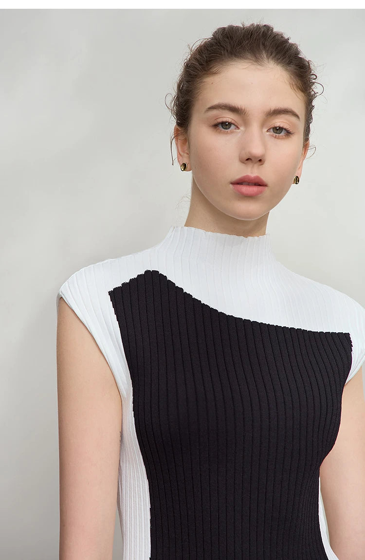 Ärmelloser Strickpullover mit Stehkragen, schwarz-weiß gerippt und kontrastiert