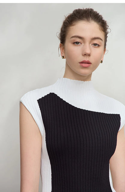 Ärmelloser Strickpullover mit Stehkragen, schwarz-weiß gerippt und kontrastiert