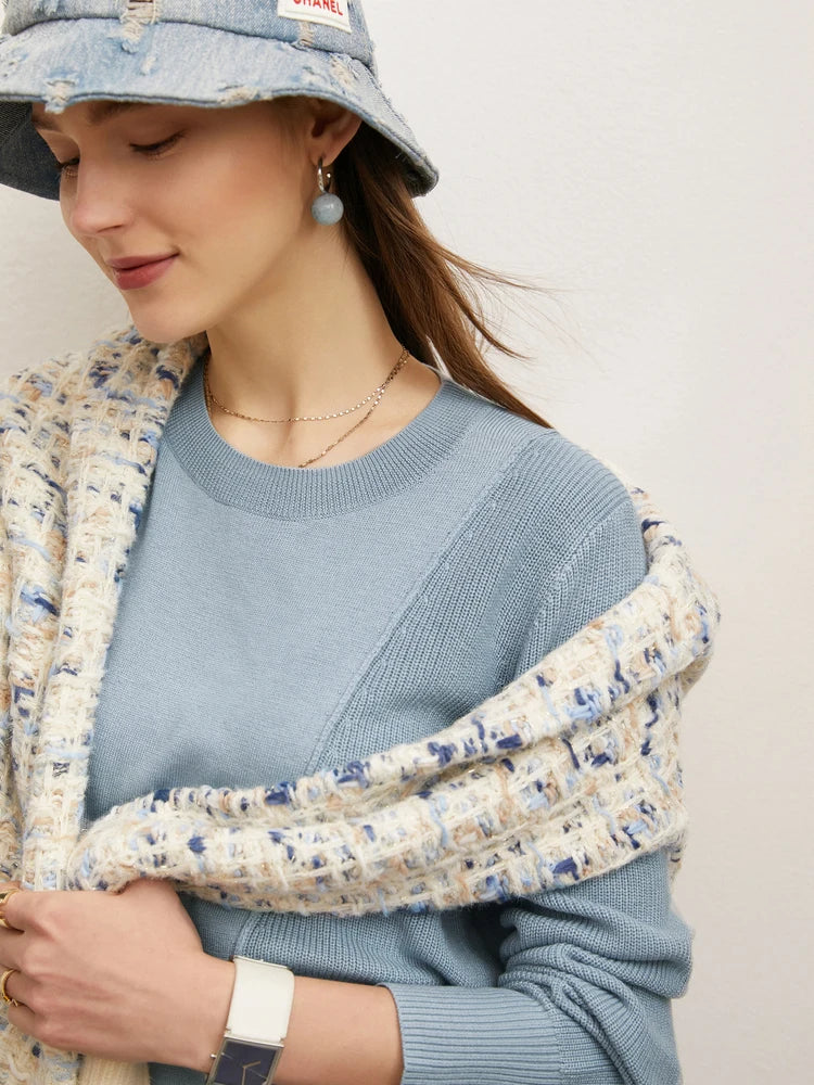 Hellblauer Damenpullover mit Rundhalsausschnitt und gerippter Feinstrick-Struktur