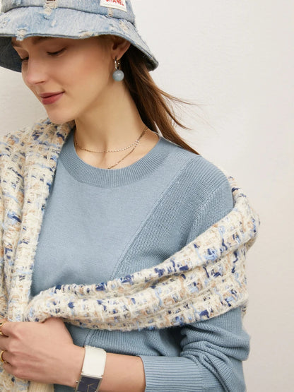 Hellblauer Damenpullover mit Rundhalsausschnitt und gerippter Feinstrick-Struktur