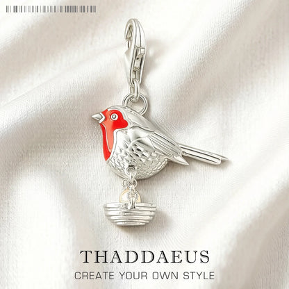 THADDAEUS Vogel-Anhänger aus Silber mit rotem Robin, Kettenöse und kleinem roten Stein