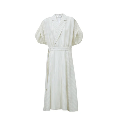 Elegantes Gestreiftes Damenkleid Mit Gürtel Für Büro Und Freizeit