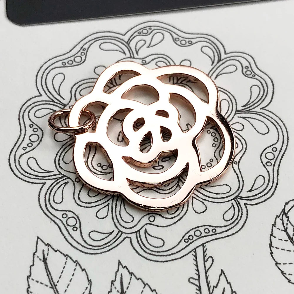 Roségoldfarbener 925-Sterling-Silber-Anhänger mit Blumenornament, Nahansicht