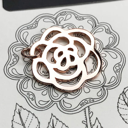 Roségoldfarbener 925-Sterling-Silber-Anhänger mit Blumenornament, Nahansicht