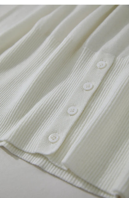 Detail vom unteren Saum: Weißer Damenpullover mit Knopfleiste aus Strick