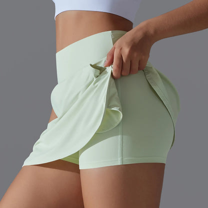 Hochtailierte Sportshorts in Hellgrün, Taschenöffnung vorne, leichter Knittereffekt