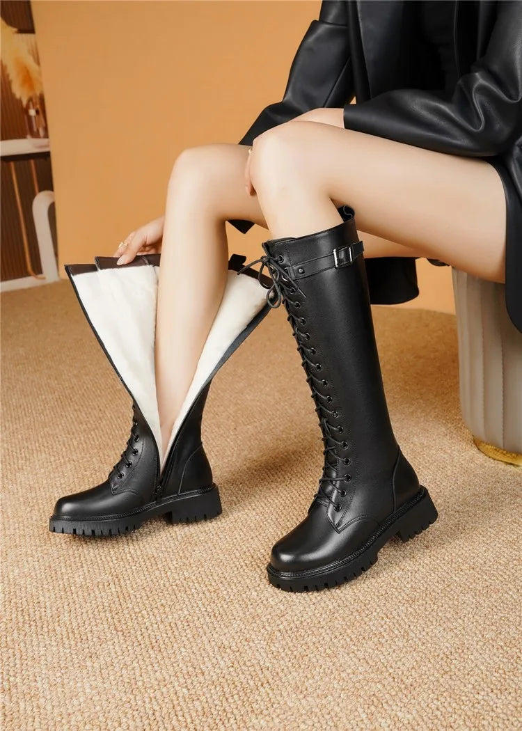 Schwarze hohe Stiefel mit Schnürsenkeln, Gurtverschluss und dicker Profilsohle