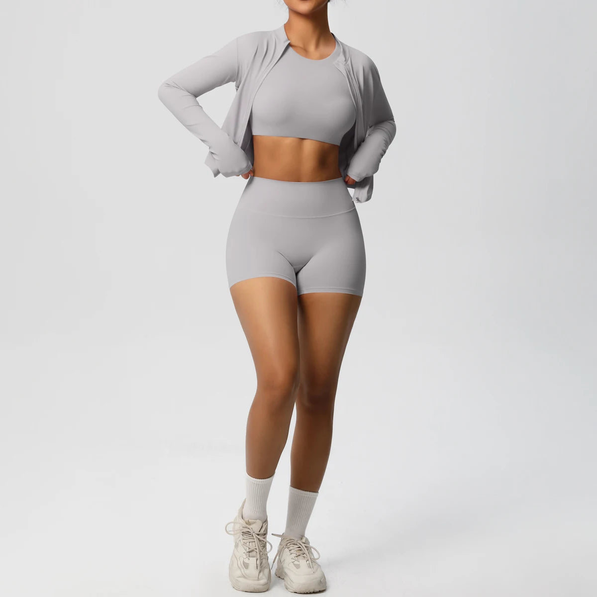 Graues Damen Yoga-Set: langärmliges Crop-Top und kurze Radlerhose