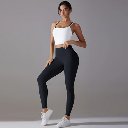 Schwarzes Yoga-Set vorne: weißer Sport-BH mit Trägern und Leggings, tailliert