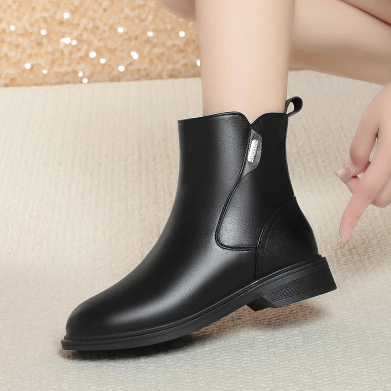 Schwarze Chelsea-Boots mit runder Kappe, seitlicher Naht und Blockabsatz