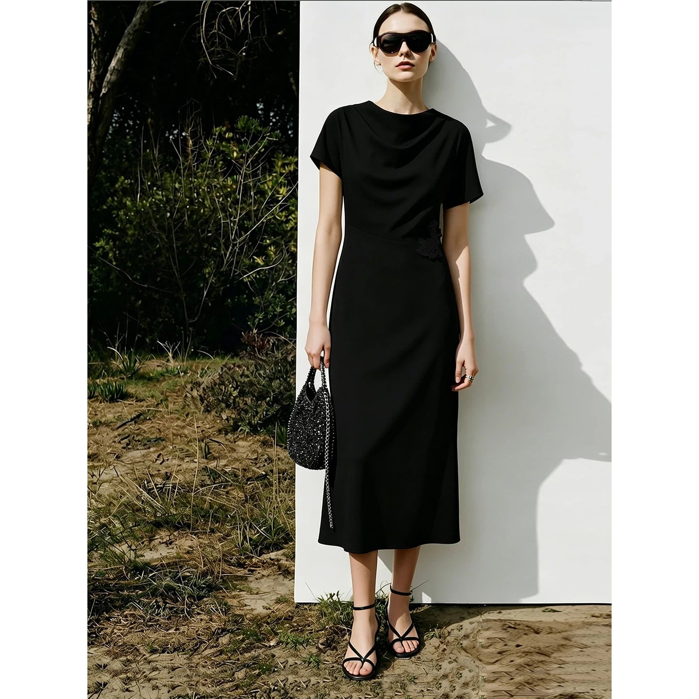 Elegantes Damenkleid Im Sommer Mit Asymmetrischem Wasserfallausschnitt