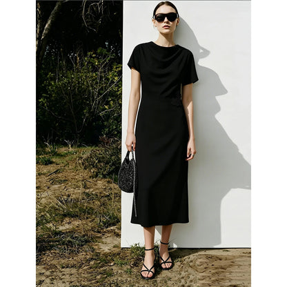 Elegantes Damenkleid Im Sommer Mit Asymmetrischem Wasserfallausschnitt