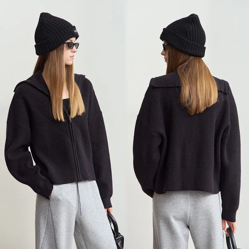 Schwarze Wollstrickjacke, Vorder- und Rückansicht mit Reißverschluss