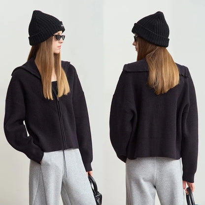 Schwarze Wollstrickjacke, Vorder- und Rückansicht mit Reißverschluss