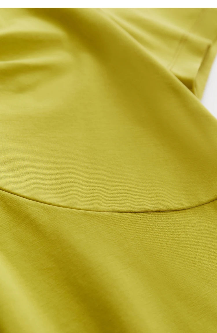 Damen T-Shirt im Minimalismus-Stil mit V-Ausschnitt und dünnem Design