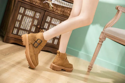 Beige Kurzstiefeletten mit Schnallenriemen und Profilsohle, seitliche Ansicht