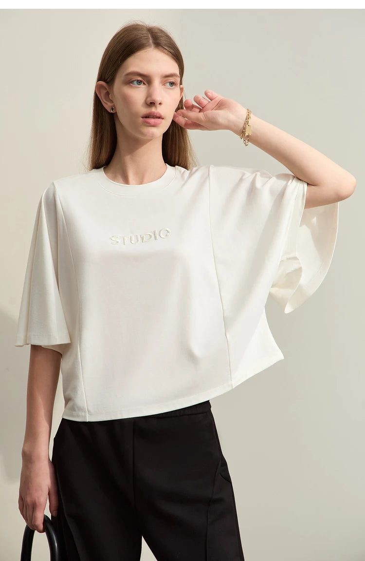 Damen T-Shirt mit elastischen Flare-Ärmeln und Perlen-Stickerei im minimalistischen Stil