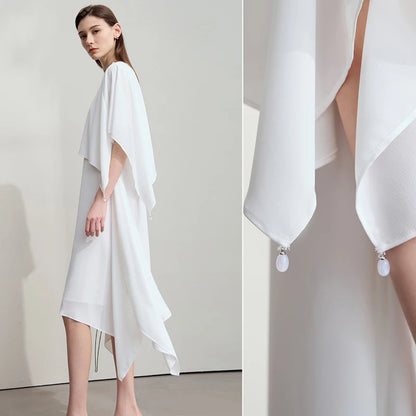 Weißes Chiffonkleid mit flatterndem Überwurf, gerafftem Saum und Quasten