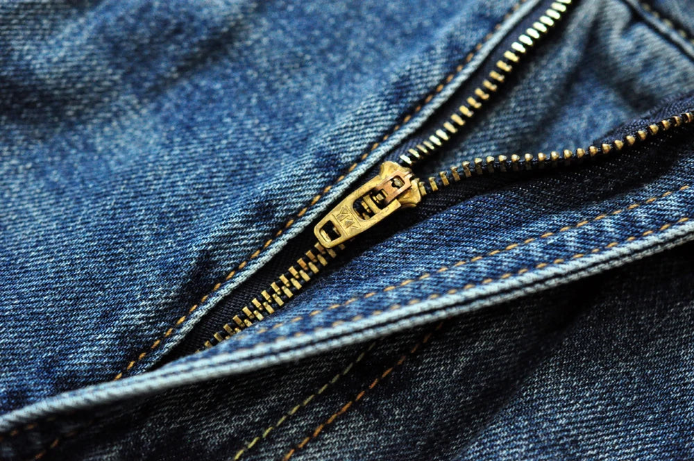 Männer Jeans im Vintage-Stil mit bestickten Patches und zerrissenen Details