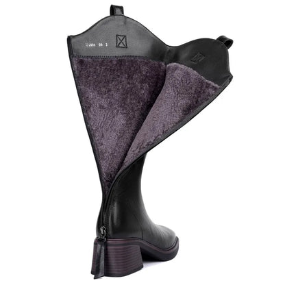 Schwarze hohe Stiefel mit grau-violettem Futter, Quaste am Schaft und Blockabsatz