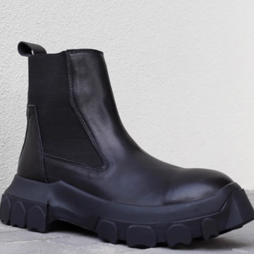 Schwarzer Chelsea-Boot mit elastischem Einsatz, breiter Profilsohle und Stretcheinsatz