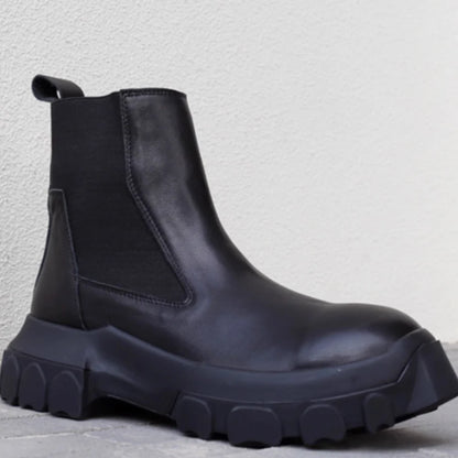 Schwarzer Chelsea-Boot mit elastischem Einsatz, breiter Profilsohle und Stretcheinsatz