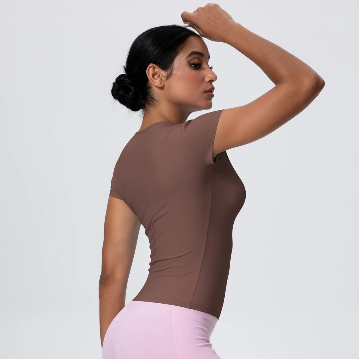 Damen-Yoga-Shirt, braun, kurzarm, Seitenansicht, körpernah geschnitten