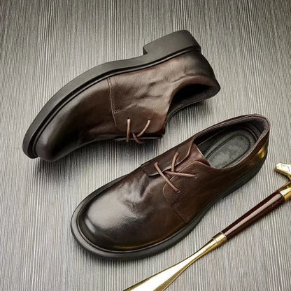 Braune Lederschnürschuhe, seitlicher Blick, Schnürung und Profilsohle