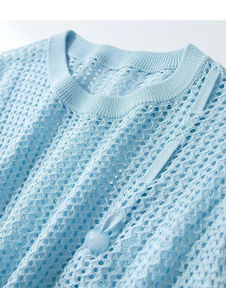 Hellblauer Strickpullover mit Rundhalsausschnitt und Kordelzug vorne, grobes Lochmuster