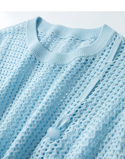 Hellblauer Strickpullover mit Rundhalsausschnitt und Kordelzug vorne, grobes Lochmuster