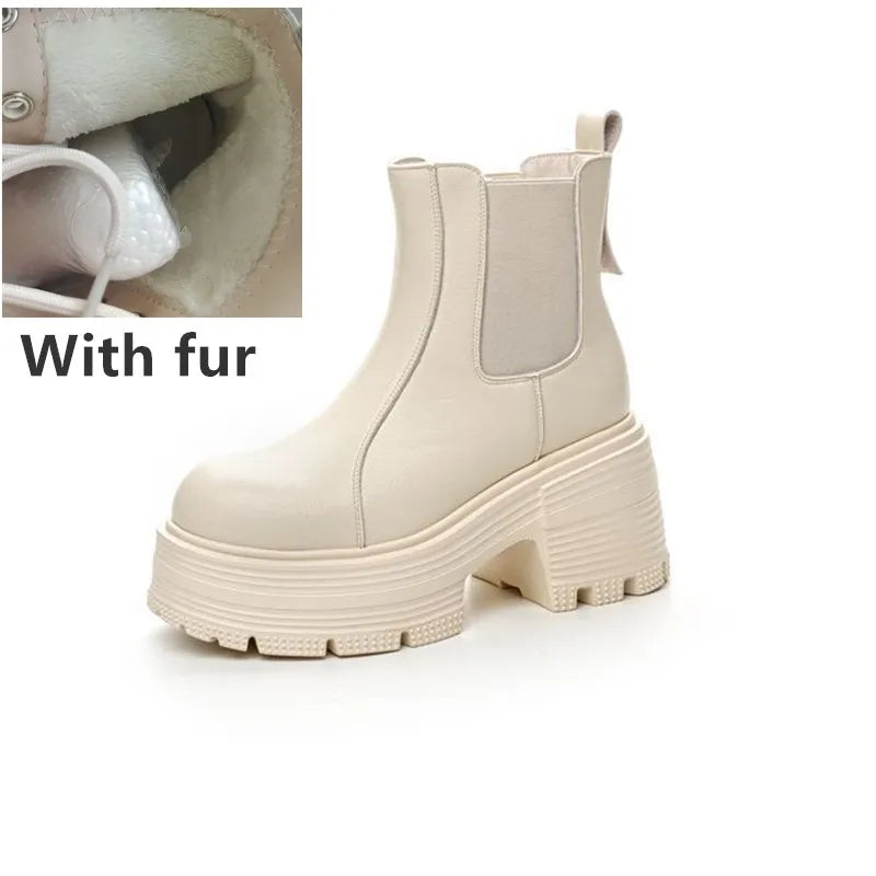 Beige Chelsea-Stiefelette mit Fellfutter, dicker Profilsohle und Blockabsatz, Knöchelhöhe.