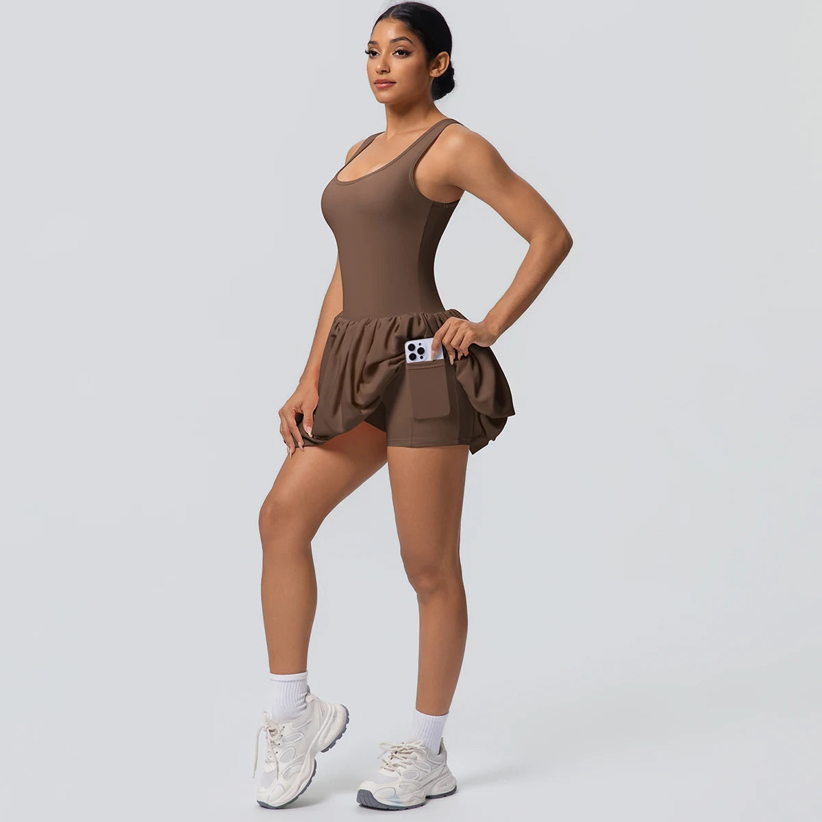 Damen-Tennisrock mit Taschen, brauner Faltenrock, kurzer Saum und elastischer Bund.