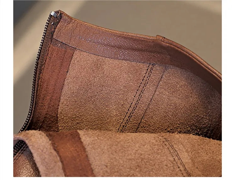 Braune Ankleboots mit warmem Fellfutter innen und Ziernähte am Schaft