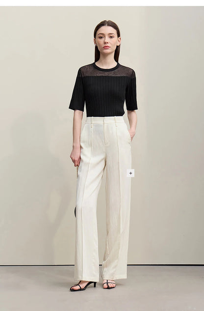 Damen-Stricktop, schwarz, Vorderansicht mit weiter Hose, halbarm, leicht transparentes Mesh-Detail
