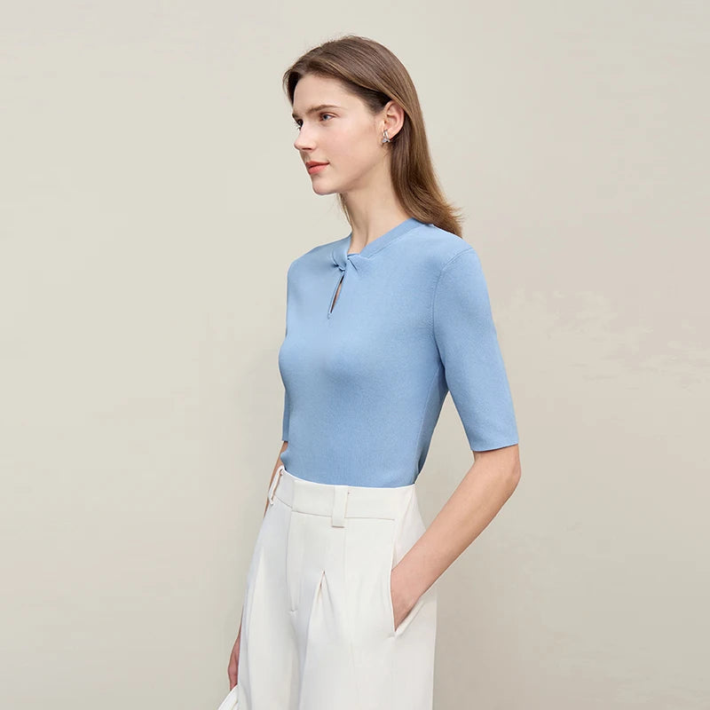 AMII Damen-Top in Hellblau, Halbarm, kurzer Knopfloch-Ausschnitt am Halsausschnitt.