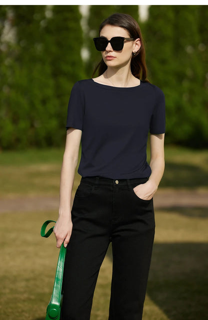 Damen T-Shirt im minimalistischen Stil mit One-Line Kragen und kurzen Ärmeln