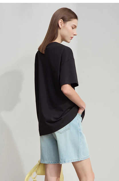 Damen T-Shirt im minimalistischen Stil mit Druck und Rundhals-Ausschnitt