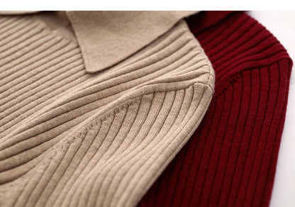 Detailansicht Strickpullover: beige und bordeauxrotes Rippgewebe, gerippter Kragenabschluss