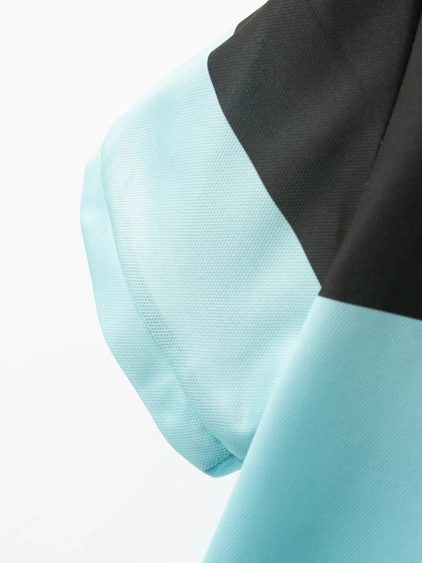 Lässiges Herren-Poloshirt mit digitalem Farbpatch-Druck und Reißverschluss am Kragen – ideal für den Sommer.