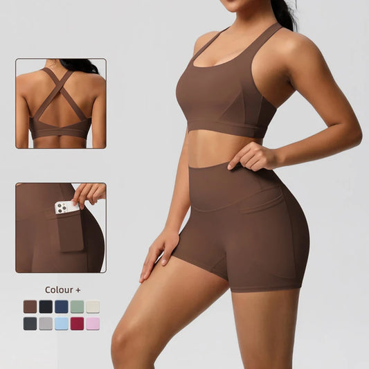 Sportset für Damen: BH-Top mit gekreuzten Trägern und Shorts, braun (Ansicht von hinten).