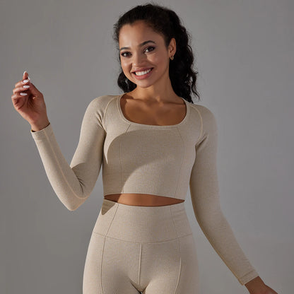 Hellbeiges Langarm-Yoga-Shirt mit Rundhalsausschnitt, figurbetont, kurzer Schnitt bis zur Taille