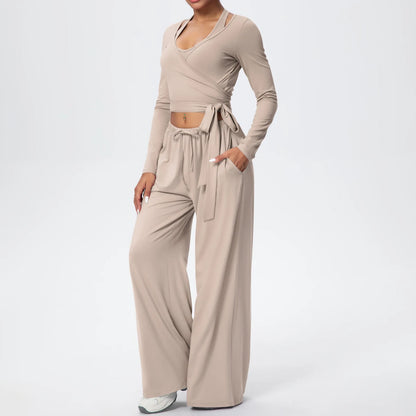 Damen-Sportset mit Wickeloberteil und weiter Langarmhose, beige, mit Bindegürtel