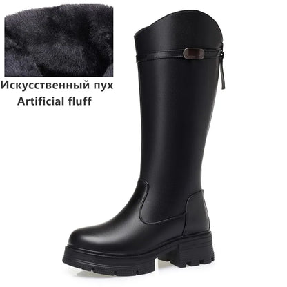 Schwarzer Damen-Snowboot mit starkem Profil, Schnallenriemen und weißem Kunstfell