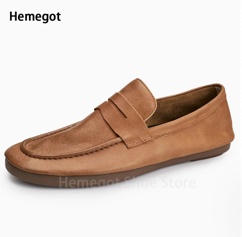 Herren-Loafer aus hellbraunem Leder mit rundem Zeh und Steppnähten seitlich