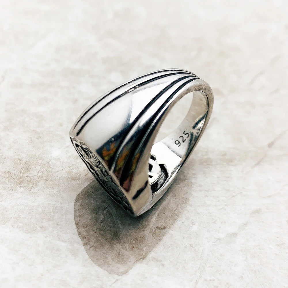 Silberner Ring mit graviertem Kreuz, Innenseite mit 925-Markierung