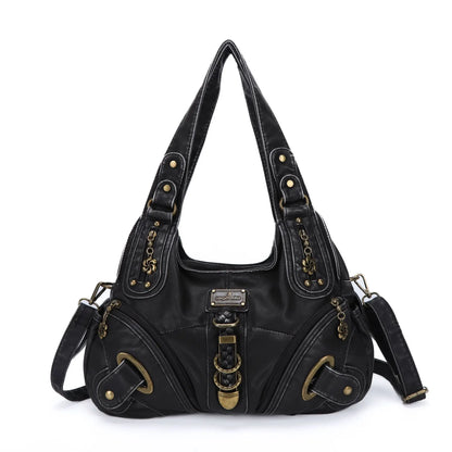 Schwarze Handtasche mit goldfarbenen Ziernieten, Frontfächern, Kettenriemen und Umhängegurt.