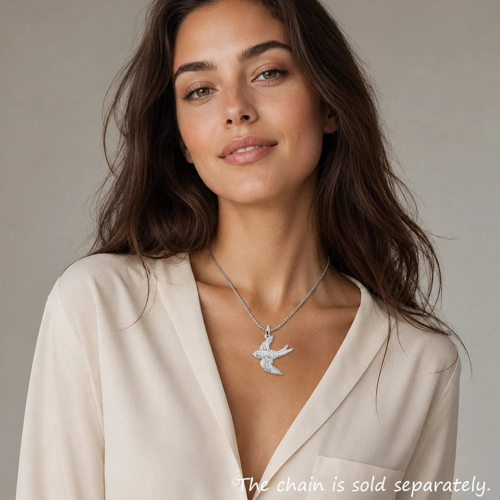 Schwalben-Anhänger aus 925 Sterlingsilber an feiner Kette am Ausschnitt