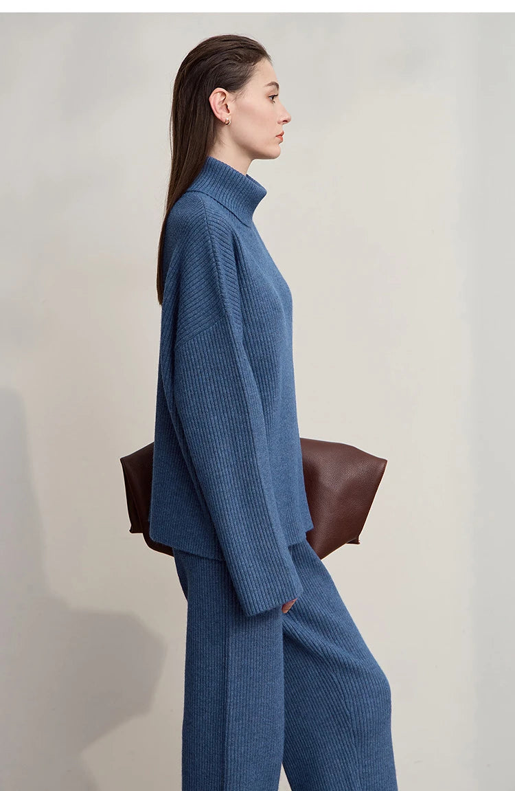 Blaues Strick-Set aus Rollkragenpullover und weiter Hose, Seitenansicht