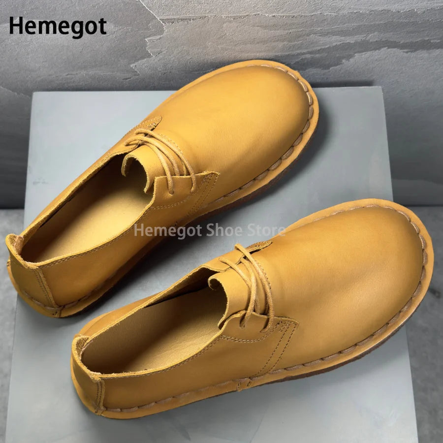 Paar Herren-Leder-Sneaker in Gelb mit Schnürung und genähter Sohle, Draufsicht